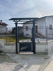 Cancello pedonale in ferro e acciaio a Tolentino