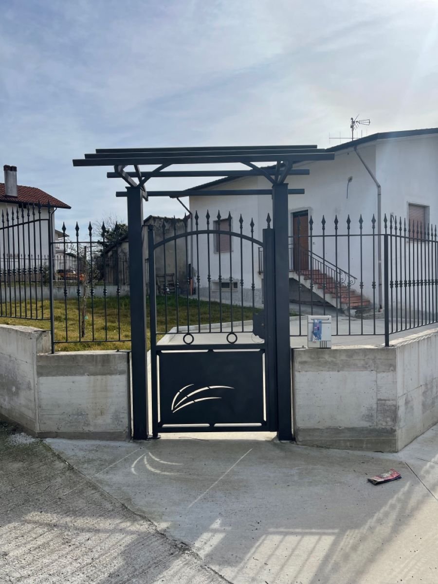 Cancello pedonale in ferro e acciaio a Tolentino