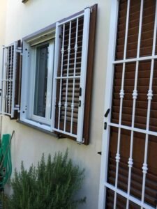 Sportello metallico per vano rifiuti su misura